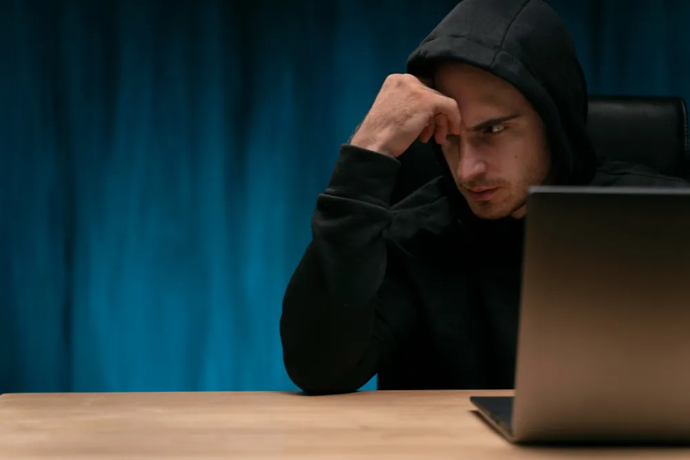 Persona triste porque la han denunciado por estafa